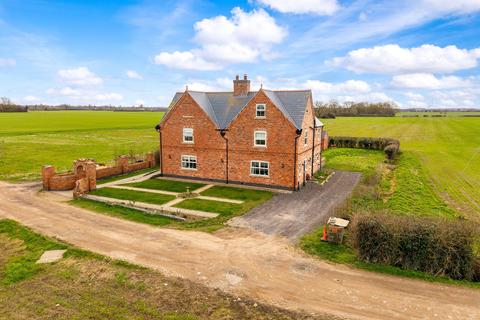 6 bed property, in Hardwick, £575,000