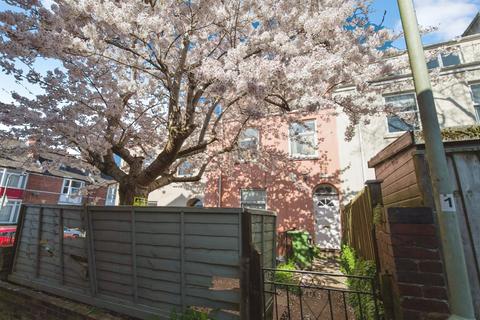 5 bed property, in York Terrace, £425,000