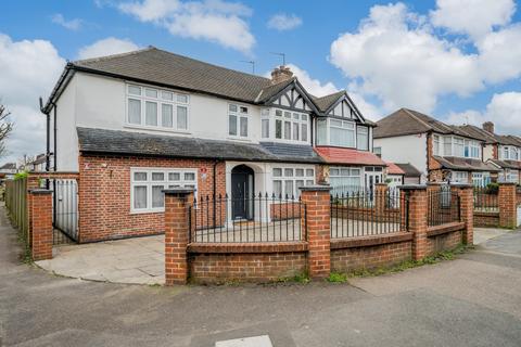 4 bed property, in Henley Avenue, £750,000