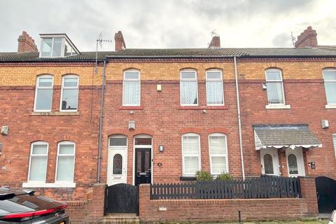 3 bed property, in Lansdowne Terrace, £130,000
