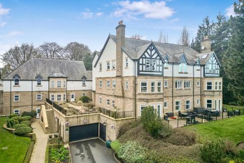 2 bed property, in Parc Mont, £270,000
