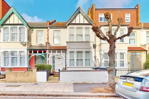 3 bed property, in Wellington Avenue, £1,100,000