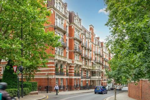 2 bed property, in Campden Hill Court, £900,000