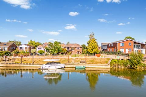 4 bed property, in River Gardens, £850,000