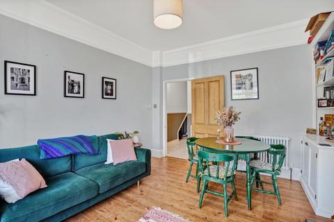 2 bed property, in Thurlestone Road, £475,000