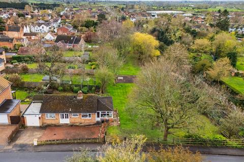 2 bed property, in Drakes Bridge Road, £400,000