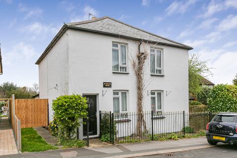 4 bed property, in Middle Hill, £600,000