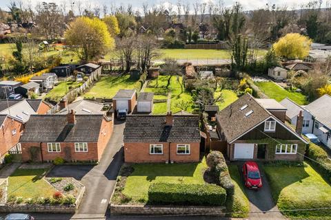 3 bed property, in Elvendon Road, £520,000