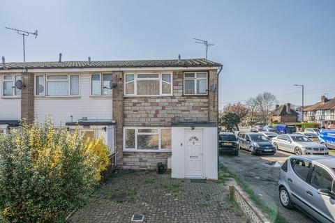 2 bed property, in Eastcote Lane, £445,000