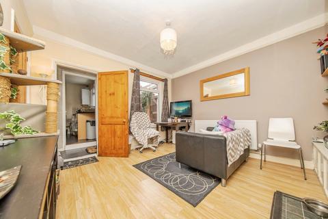 3 bed property, in Newson Street, £200,000