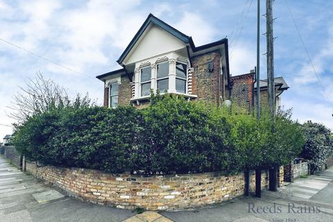 1 bed property, in Brockley Grove, £155,000