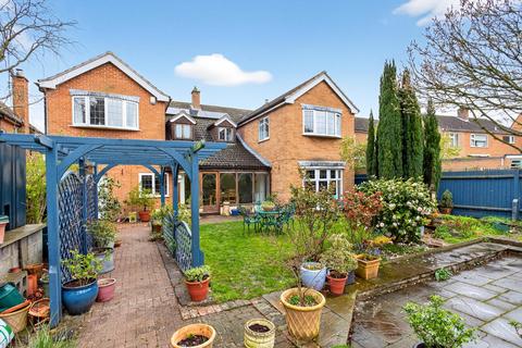 5 bed property, in Hall Orchard Lane, £600,000
