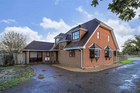 4 bed property, in Fair Oak, £610,000