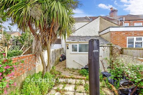 2 bed property, in Ventnor Road, £230,000