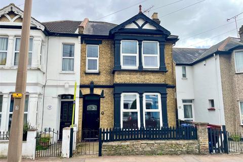 4 bed property, in Cranleigh Drive, £450,000