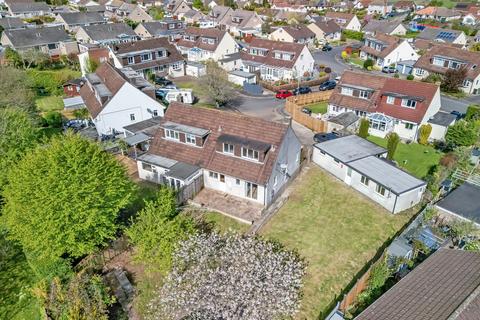 2 bed property, in Knightcott Gardens, £300,000