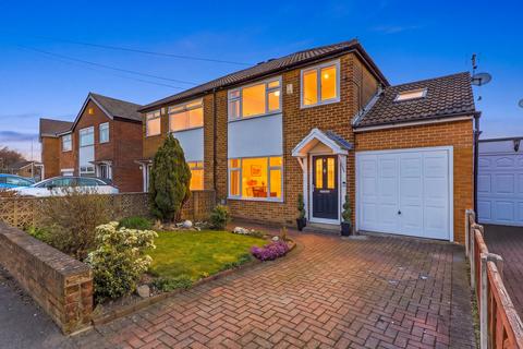 4 bed property, in Uppermoor Close, £338,000