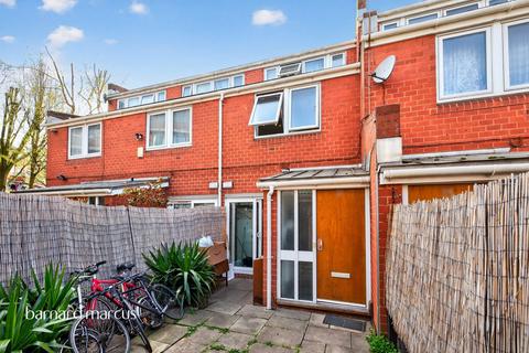 3 bed property, in Burchell Road, £325,000