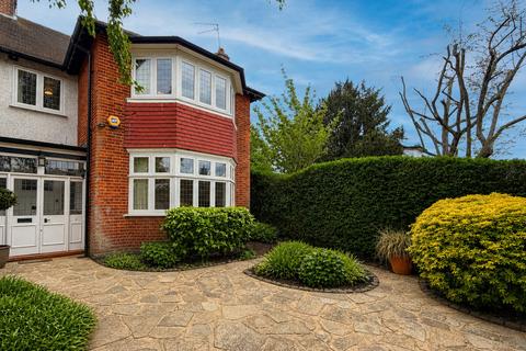 4 bed property, in Upper Richmond Road, £1,675,000