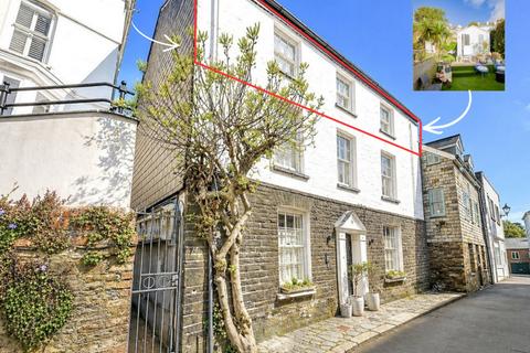 2 bed property, in Cockleshell, £450,000