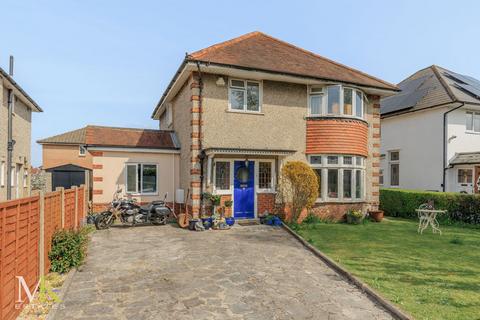 5 bed property, in Hambledon Road, £650,000