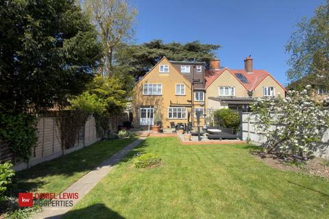 5 bed property, in Church Hill, £900,000