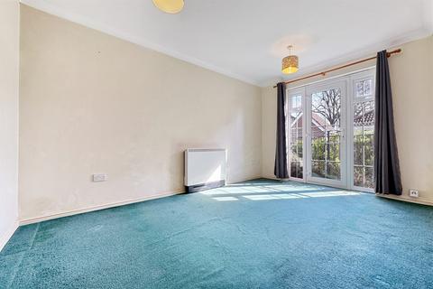 2 bed property, in 2 bedroom Ground Floor Flat in Chichester, £200,000