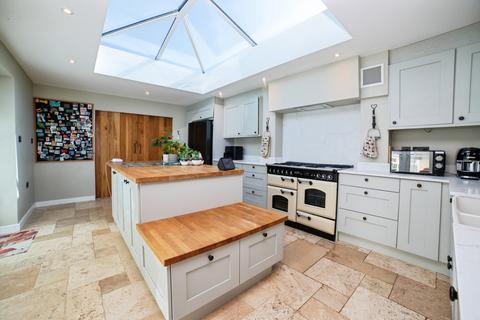 2 bed property, in Beck Lane, £300,000