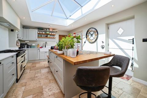 2 bed property, in Beck Lane, £300,000