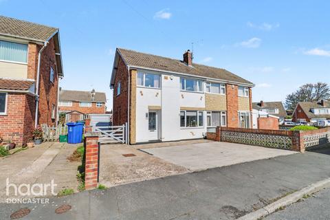 3 bed property, in Shelley Rise, £190,000
