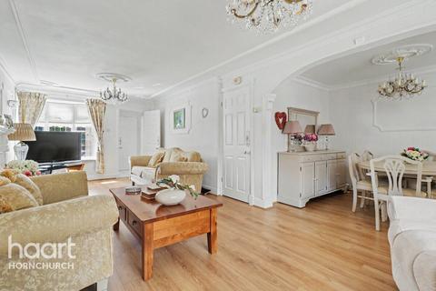 3 bed property, in Duxford Close, £475,000