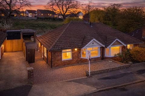 2 bed property, in Bibury Crescent, £220,000