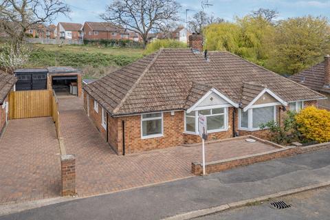 2 bed property, in Bibury Crescent, £225,000