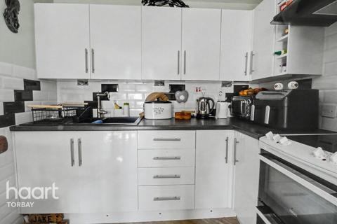 1 bed property, in Higher Warberry Road, £100,000