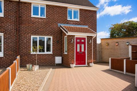 2 bed property, in Hurst Green, £285,000