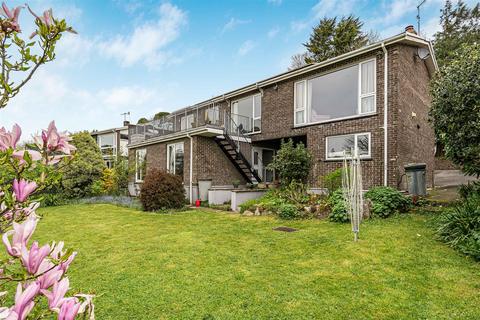 5 bed property, in Cross Lane, £500,000