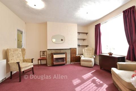 3 bed property, in Tavistock Road, £425,000