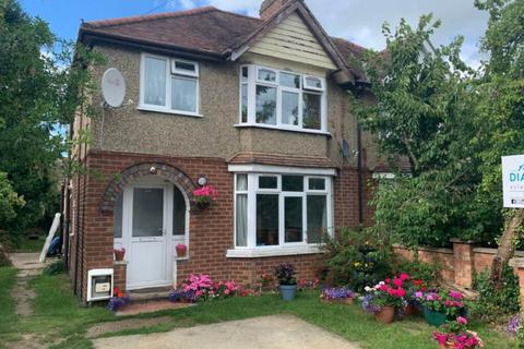 3 bed property, in Eastern Avenue, £475,000