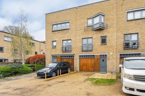 4 bed property, in Bertram Way, £400,000