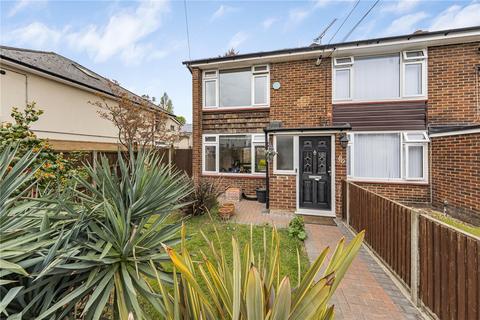 2 bed property, in Swan Road, £450,000
