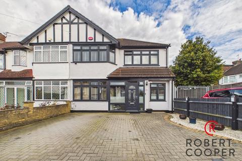 4 bed property, in Fairview Crescent, £700,000