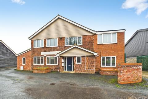 2 bed property, in Newmarket Road, £175,000