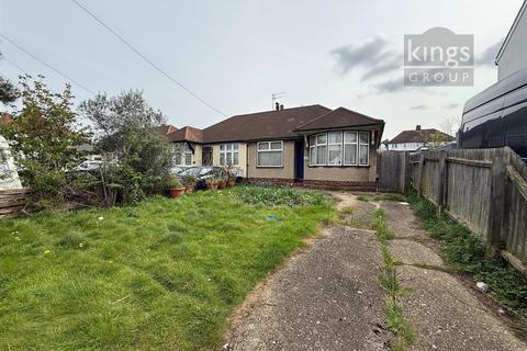 2 bed property, in Waltham Way, £485,000