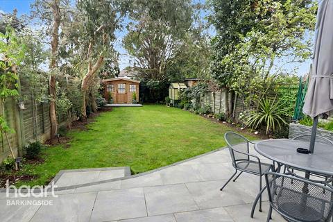 4 bed property, in Caterham Avenue, £700,000