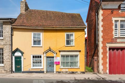 2 bed property, in Gainsborough Street, £200,000