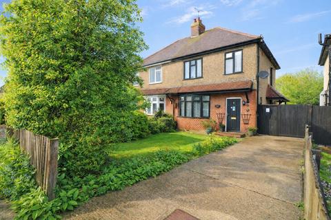 3 bed property, in Dorset Avenue, £450,000