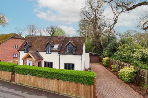 3 bed property, in Sandy Lane, £600,000