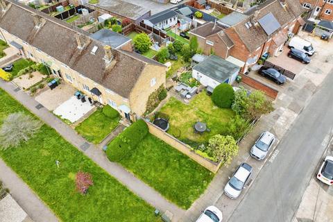 2 bed property, in Hawthorn Lane, £425,000
