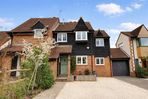 4 bed property, in Northchurch, £750,000