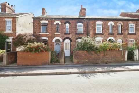 2 bed property, in Chapel Street, £90,000